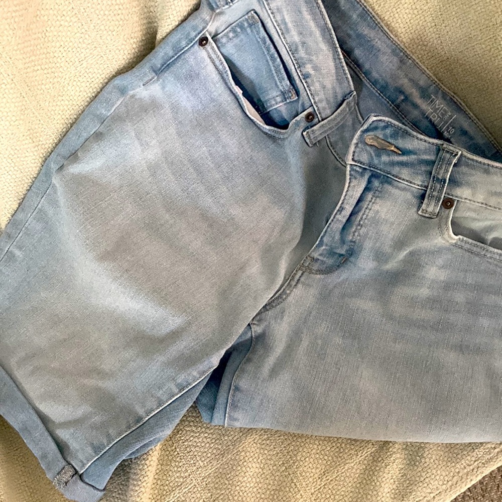 $12 Sz10 Jeans shorts-Time & Tru-69%Cotton/25%Poly/3%Rayon/3% Spandex 9”Inseam
